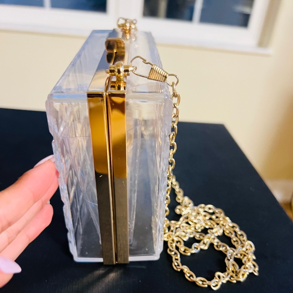 🍸CLEAR ACRYLIC CLUTCH W/GOLD CHAIN🍸 - Picture 3 of 6